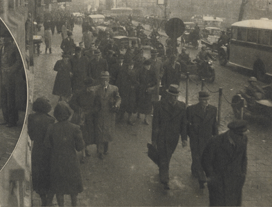 300262 Afbeelding van de drukte op de Leidseweg te Utrecht met bezoekers voor de 42e Jaarbeurs (Vredenburg) te Utrecht.